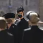 Kate Middletone, Duchess of Cambridge berdiri menjelang pemakaman Pangeran Philip di kastil Windsor, Inggris (17/4/2021). Kate Middletone, Duchess of Cambridge tampil memesona dengan busana dan masker hitam. (Victoria Jones/Pool via AP)