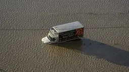 Sebuah truk terdampar di jalan yang banjir di Abbotsford, British Columbia, Kanada, Selasa (16/11/2021). Banjir juga telah menutup banyak jalan raya, termasuk semua rute utama ke Vancouver. (Jonathan Hayward/The Canadian Press via AP)