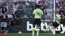 Penyerang Manchester City, Erling Haaland saat mencetak gol lewat titik penalti ke gawang ke gawang West Ham United pada pertandingan pembuka Liga Inggris 2022/2023 di Stadion London di London, Inggris, Senin (8/8/2022). Haaland mencetak dua gol dan mengantar City menang atas West Ham 2-0.  (AP Photo/Frank Augstein)