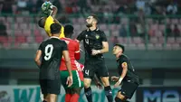 Kiper Timnas Burundi, Rukundo Onosime berhasil menangkap bola dari ancaman pemain Indonesia, Jordi Amat pada laga kedua persahabatan FIFA Matchday di Stadion Patriot Candrabhaga, Bekasi, Selasa (28/3/2023) malam WIB. (Bola.com/M Iqbal Ichsan)