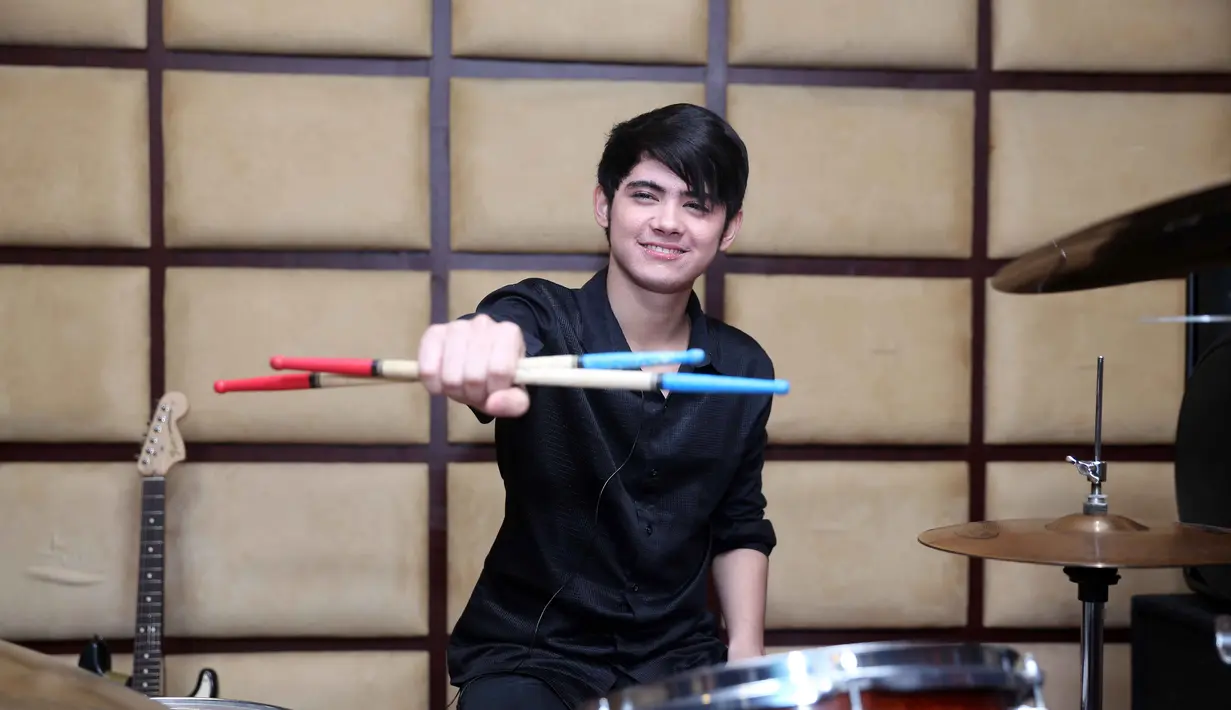 Pesinetron Aliando Syarief, tahun ini serius berkarier di dunia tarik suara. Ia tidak main-main, mini konser telah disiapkan tahun ini demi keseriusannya.(Nurwahyunan/Bintang.com)