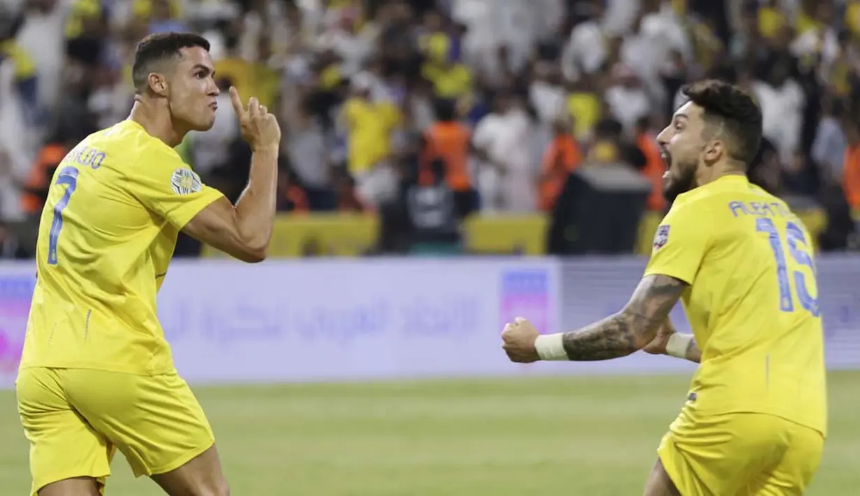 Pemain Al Nassr, Cristiano Ronaldo, melakukan selebrasi setelah mencetak gol ke gawang Al Hilal dalam partai final Liga Champions Arab 2023 yang digelar di King Fahd Stadium, Taif, Sabtu (12/8/2023). (AP Photo/Samah Zidan)