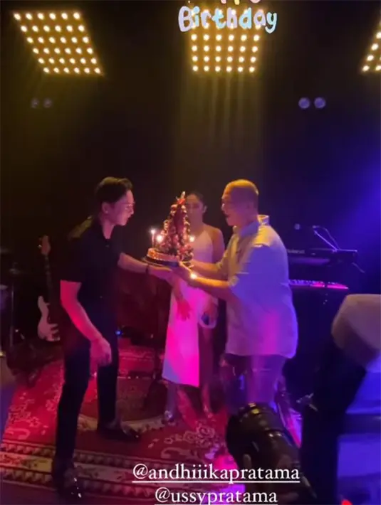 Selain itu, perempuan kelahiran Jakarta 42 tahun silam itu juga menyiapkan kejutan berikutnya. Malam harinya, Ussy membuat pesta ulang tahun bersama sahabat dekat. [Instagram/ussypratama]