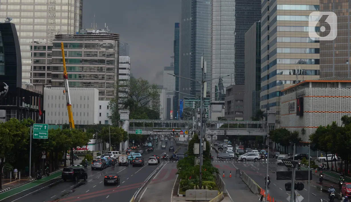 Mendung menggantung diatas kawasan Thamrin, Jakarta, Kamis (18/2/2021). Badan Meteorologi, Klimatologi, dan Geofisika (BMKG) memprediksi hujan disertai angin akan terjadi lusa mendatang dan meminta para pengguna jalan harus berhati-hati saat berkendara. (merdeka.com/Imam Buhori)