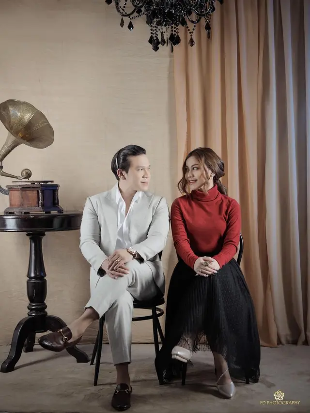 5 Gaya Pemotretan Terbaru Jordi Onsu dan Frislly Herlind, Bak Prewedding