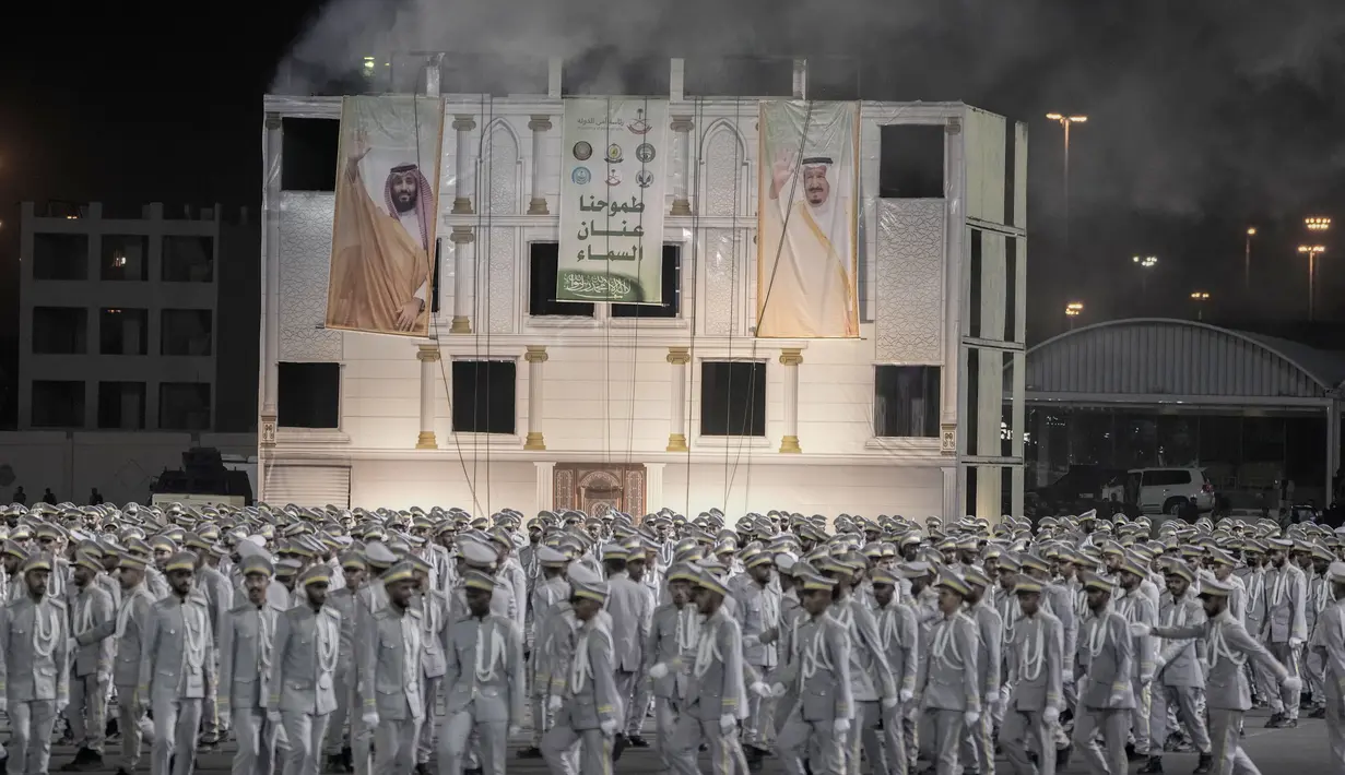 Otoritas Keamanan Arab Saudi menggelar parade militer Rabu (21/6/2023).  (AP Photo/Amr Nabil)