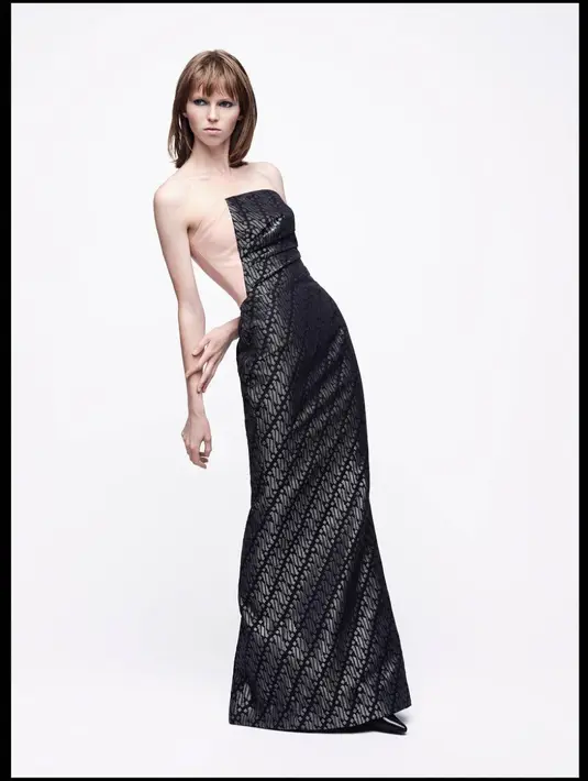 Didit Hadiprasteya juga berhasil membuat gaun malam terlihat lebih menawan dengan songket bermotif parang. [Foto: Instagram/ Didit Hadiprasetya]