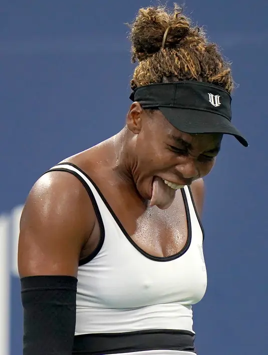 Reaksi petenis Amerika Serikat, Venus Williams setelah ketinggalan poin atas lawannya Elina Svitolina dari Ukraina pada babak kedua AS Terbuka 2019 di Louis Amstrong Stadium, Rabu (28/8/2019). Venus Williams harus angkat koper lebih awal usai tumbang dua set 4-6, 4-6. (AP/Michael Owens)