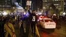 Aksi protes salah satu warga di jalanan Chicago, Illinois, Rabu (25/11). Ketegangan rasial memanas setelah rilisnya video kejadian seorang polisi kulit putih menembak remaja kulit hitam Laquan McDonald (17) pada Oktober 2014 (REUTERS/Andrew Nelles)