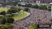 Ribuan pendukung kelompok oposisi turun ke jalan saat unjuk rasa anti-Presiden Nicolas Maduro di Caracas, Venezuela (26/10). Unjuk rasa bertajuk "Ambil Alih Venezuela" ini menuntut adanya referendum untuk melengserkan Maduro. (REUTERS/Christian Veron)