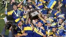 Pemain Boca Juniors merayakan juara Copa Diego Armando Maradona usai mengalahakan Bandfield di San Juan del Bicentenario Stadium, Selasa (19/1/2021). Boca Juniors menang 5-3 atas Banfield lewat adu penalti. (AFP/Andres Larrovere/various sources)