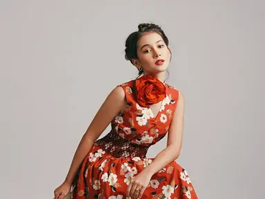 Aktris dan model muda yang mengawali kariernya sejak usia 5 tahun di layar kaca. Ia banyak berperan sebagai anak yang menggemaskan dalam awal penampilannya tersebut. Kini seiring berjalannya waktu, gadis yang kerap disapa Drinna ini sudah banyak berperan di belasan film dan sinetron. (Liputan6.com/IG/@sandrinna_11)