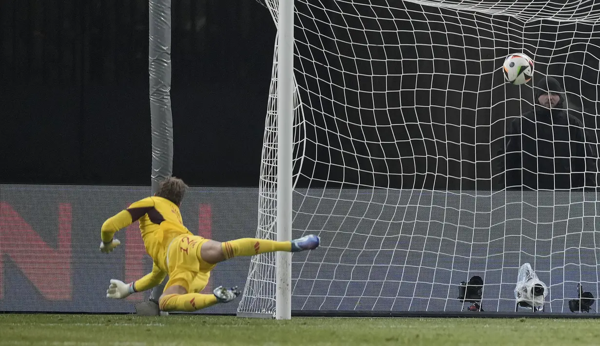 Kiper Timnas Jerman, Kevin Trapp kebobolan gol pertama lewat tendangan bek Timnas Turki, Ferdi Kadioglu pada laga uji coba internasional di Olympiastadion, Berlin, Minggu (19/11/2023) dini hari WIB. (AP Photo/Markus Schreiber)