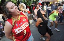 Lucunya para turis asing mengikuti lomba 17-an