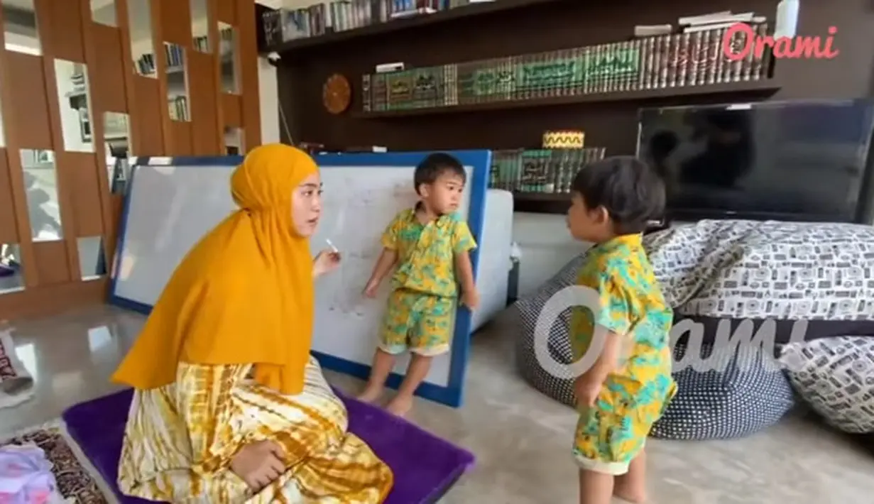 Rumah Ustaz Solmed dan Aprile Jasmin (Youtube/Orami Indonesia)