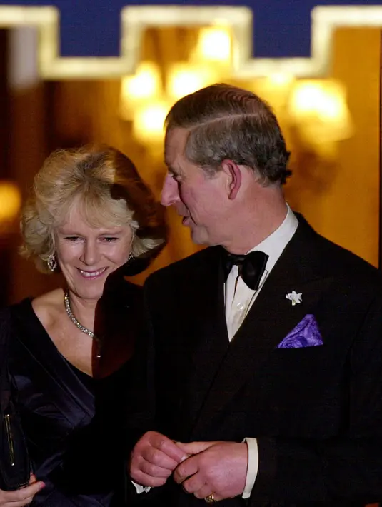 Kisah cinta Pangeran Charles dan Camilla terbilang cukup lama. Bahkan sebelum Pangeran Charles menikah dengan Putri Diana pada 1981. Camila juga belum menikah dengan Mayor Andrew. (AFP/Bintang.com)