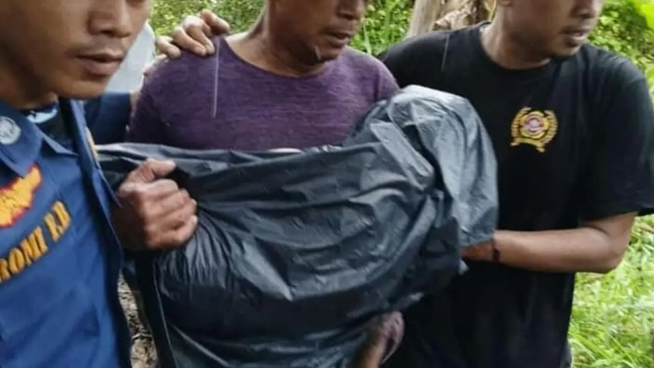 Jasad balita bernama Kaira (3) ditemukan tim SAR. Balita itu terseret dan tenggelam bersama sang ayah, Achmad Supryadi (40), saat memancing di pinggir Sungai Cirarab, Kampung Rancabalokk, Desa Cukanggalih, Kecamatan Curug, Kabupaten Tangerang.