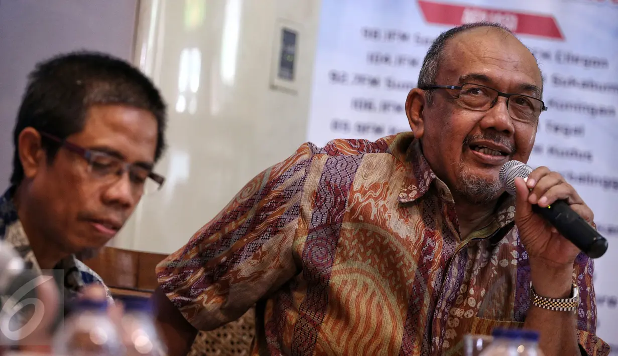Mantan MenPANRB Azwar Abubakar menjadi pembicara dalam diskusi bertema "Mengejar Takdir Tenaga Honorer" di Cikini, Jakarta, Sabtu (13/2). Dalam diskusi tersebut hadir pula anggota DPR Komisi XI, Yandri Susanto. (Liputan6.com/Faizal Fanani)
