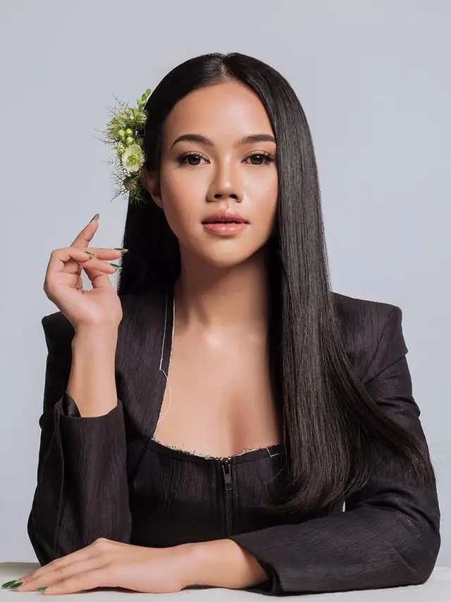 Potret Yura Yunita Jadikan Bunga Sebagai Aksesoris Rambut