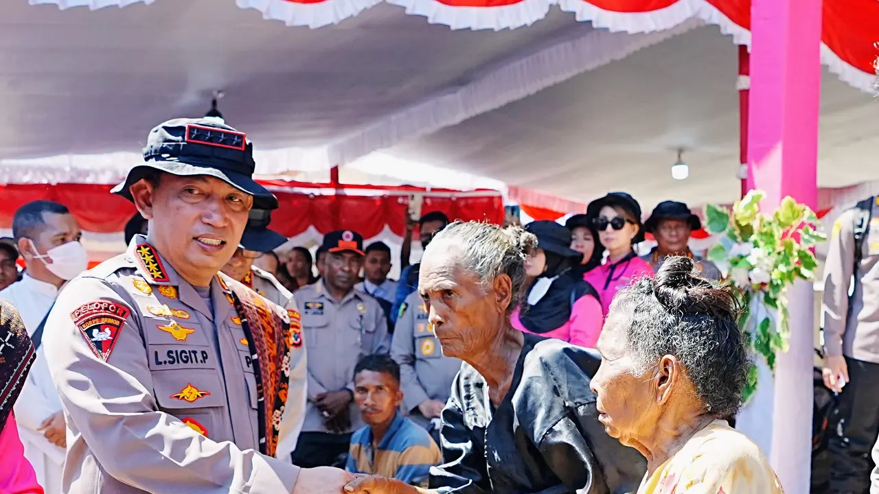 Kapolri Jenderal Listyo Sigit Prabowo saat menghadiri kegiatan bakti kesehatan dan sosial untuk masyarakat Palue, Kabupaten Sikka, Nusa Tenggara Timur (NTT).