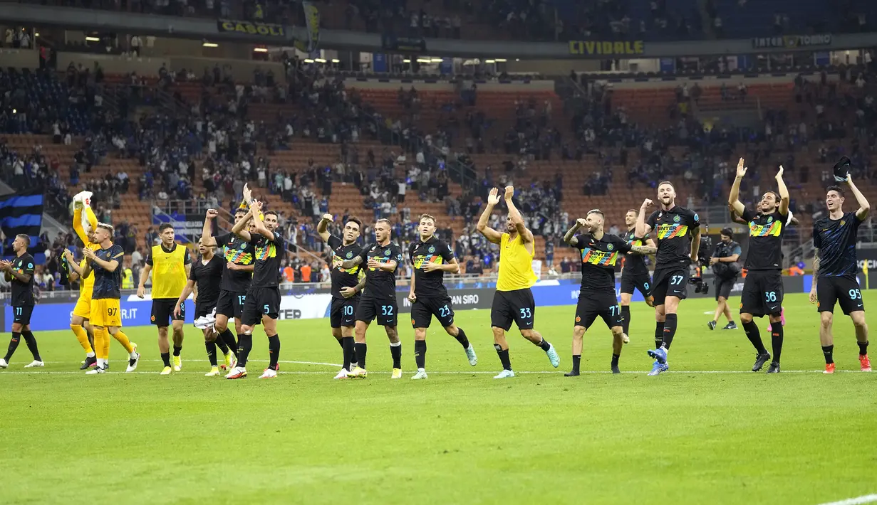 Inter Milan sempat kecolongan oleh gol hiburan Bologna pada menit ke-86 yang dicetak pemain pengganti, Arthur Theate. Dengan kemenangan 6-1 atas Bologna, Inter berhasil mengoleksi 10 poin dari 4 laga dan sementara memimpin klasemen Liga Italia 2021/2022. (AP/Luca Bruno)