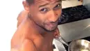 Usher melakukan selfie saat memasak telur. Tentu saja ia memamerkan bentuk tubuh indahnya. (instagram/usher)
