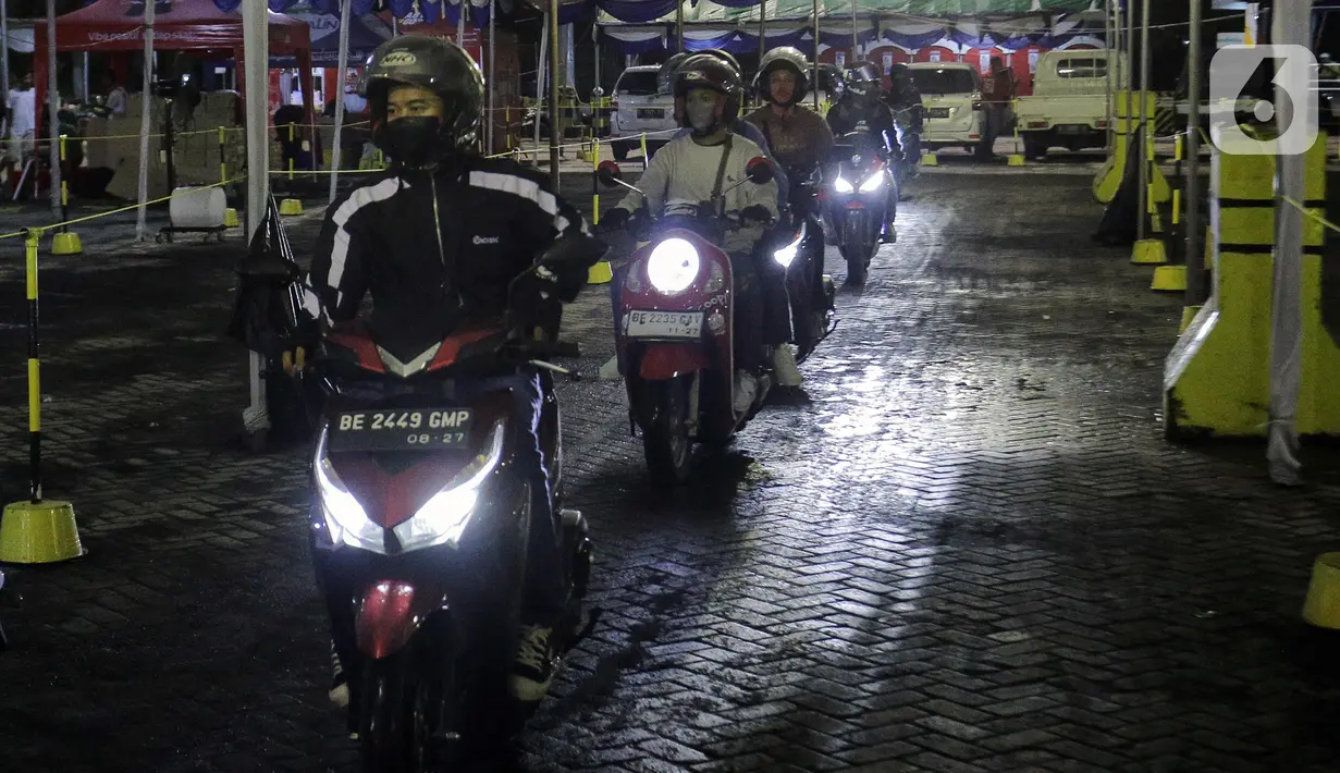 Adapun jumlah kapal penyeberangan yang beroperasi berjumlah 21 unit. (Liputan6.com/Herman Zakharia)