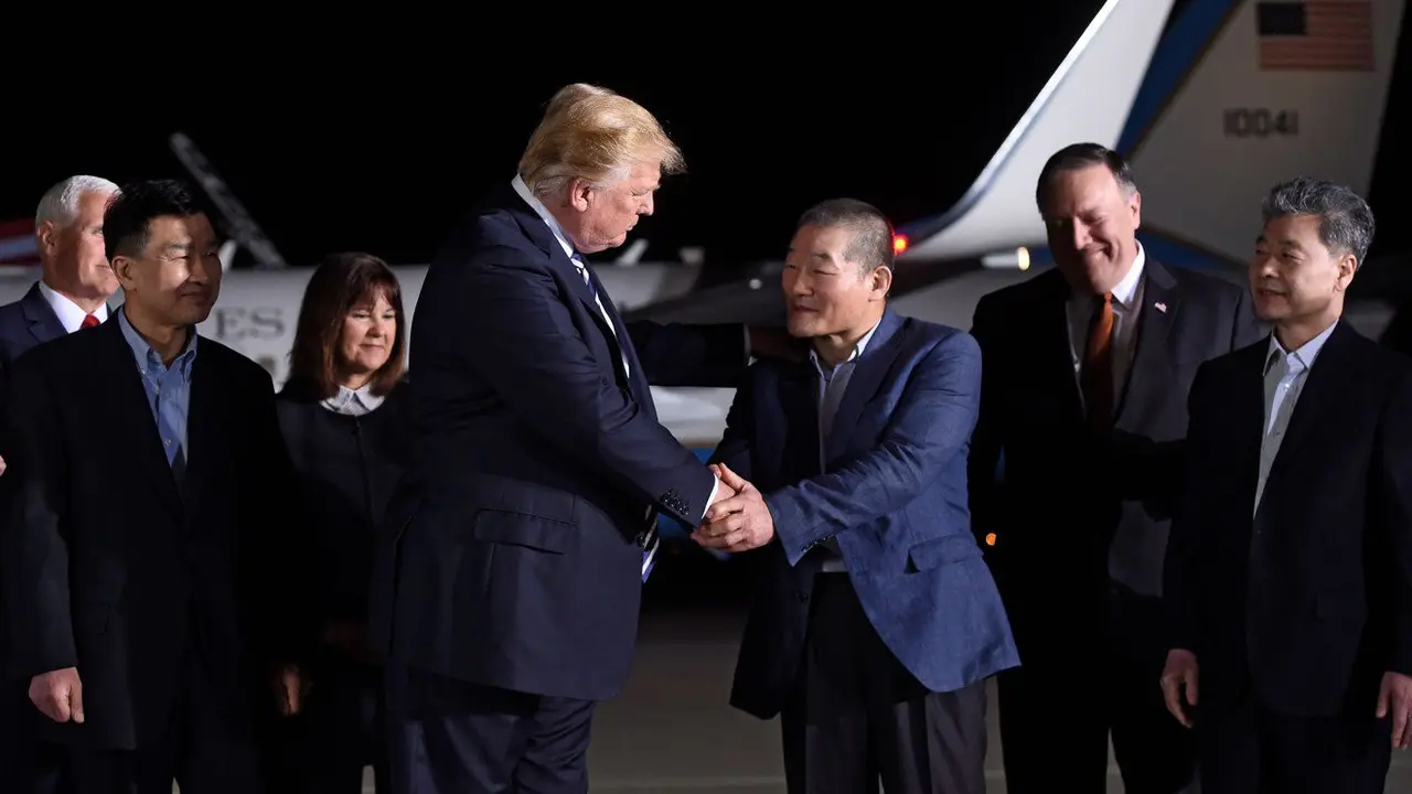 Kim Dong-chul (ketiga dari kanan) menjabat tangan Presiden AS Donald Trump (AFP PHOTO)