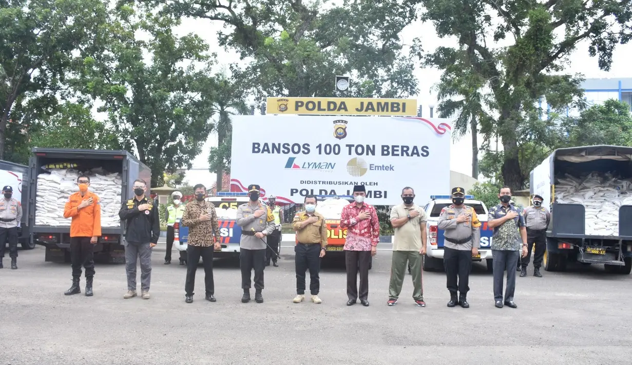 Jajaran Fokompinda berfoto bersama setelah acara pendistribusian 100 ton beras bantuan dari EMTEK dan LYMAN di halaman Mapolda Jambi, Jumat (6/8/2021). Bantuan ini didistribusikan kepada masyarakat terdampak pandemi Covid-19. (Liputan6.com/Istimewa)