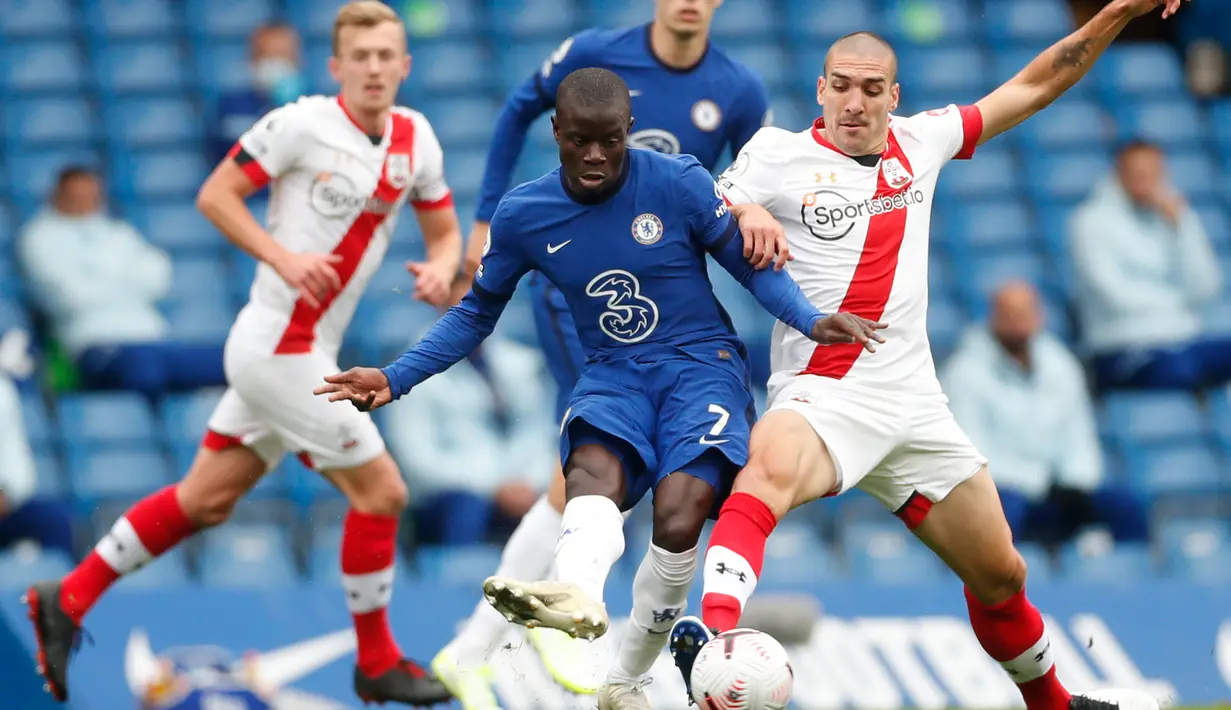 Gelandang Chelsea, N'Golo Kante, berebut bola dengan gelandang Southampton, Oriol Romeu, pada laga lanjutan Liga Inggris di Stamford Brigde, Sabtu (17/10/2020) malam WIB. Chelsea bermain imbang 3-3 atas Southampton. (AFP/Matthew Childs/pool)