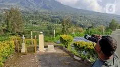 Petugas mengamati aktivitas Gunung Merapi di Pos Pengamatan Gunung Api Jrakah, Kecamatan Selo, Boyolali, Jawa Tengah, Minggu (8/11/2020). BPPTKG melaporkan adanya potensi erupsi akibat aktivitas vulkanik Gunung Merapi, seperti guguran lava, lontaran material hingga awan panas. (Liputan6.com/Gholib)
