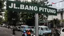Pengendara melintas di Jalan Bang Pitung nama jalan baru yang mengganti Jalan Raya Kebayoran Lama di kawasan Rawa Belong, Jakarta, Senin (27/6/2022). Gubernur DKI Jakarta Anies Baswedan baru saja mengganti 22 nama jalan di Jakarta, salah satunya Jalan Raya Kebayoran Lama. (Liputan6.com/Johan Tallo)
