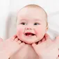 Simak langkah mudah untuk memijat wajah bayi yang benar. (Sumber Foto: Massage Magazine)