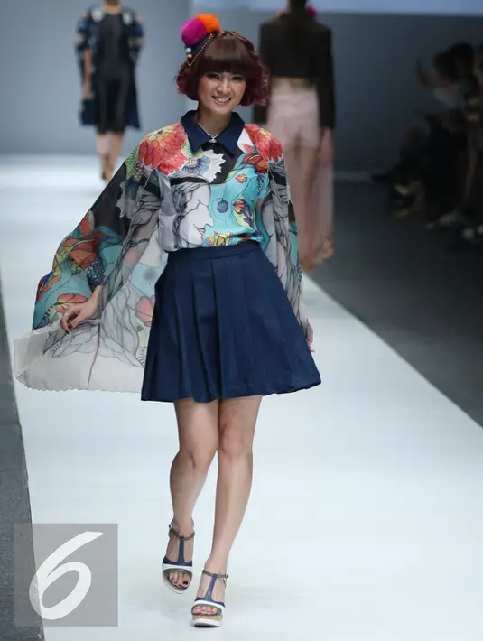 Artis Chika Jessica  membawakan busana rancangan Tities Sapoetra bertema "yeppeun" pada hari kedua Jakarta Fashion Week (JFW) 2016 di Senayan city, Jakarta, (25/10/2015). (Liputan6.com/Herman Zakharia)