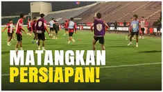Timnas Indonesia jalani latihan jelang hadapi Vietnam pada Minggu (15/12/2024). Latihan ini digelar pada Sabtu (14/12/2024) malam waktu setempat.