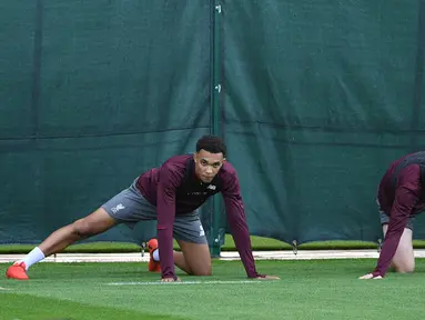 Bek Liverpool, Trent Alexander-Arnold (kiri) bersama rekan setimnya saat berlatih di kompleks pelatihan Melwood, Liverpool, Inggris, Senin (17/9). Liverpool akan menjamu Paris Saint-Germain (PSG) di Liga Champions 19 September 2018. (Paul ELLIS/AFP)