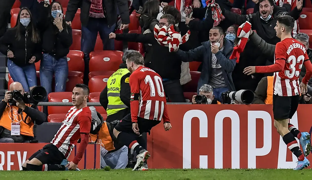 Saat laga mendekati akhir, tepatnya di menit ke-89, Athletic Bilbao berhasil unggul 1-0. Gol dilesakkan Alex Berenguer lewat sepakan dari tepi kotak penalti yang mengarah ke tiang jauh dan gagal diantisipasi Thibaut Courtois. (AP/Alvaro Barrientos)