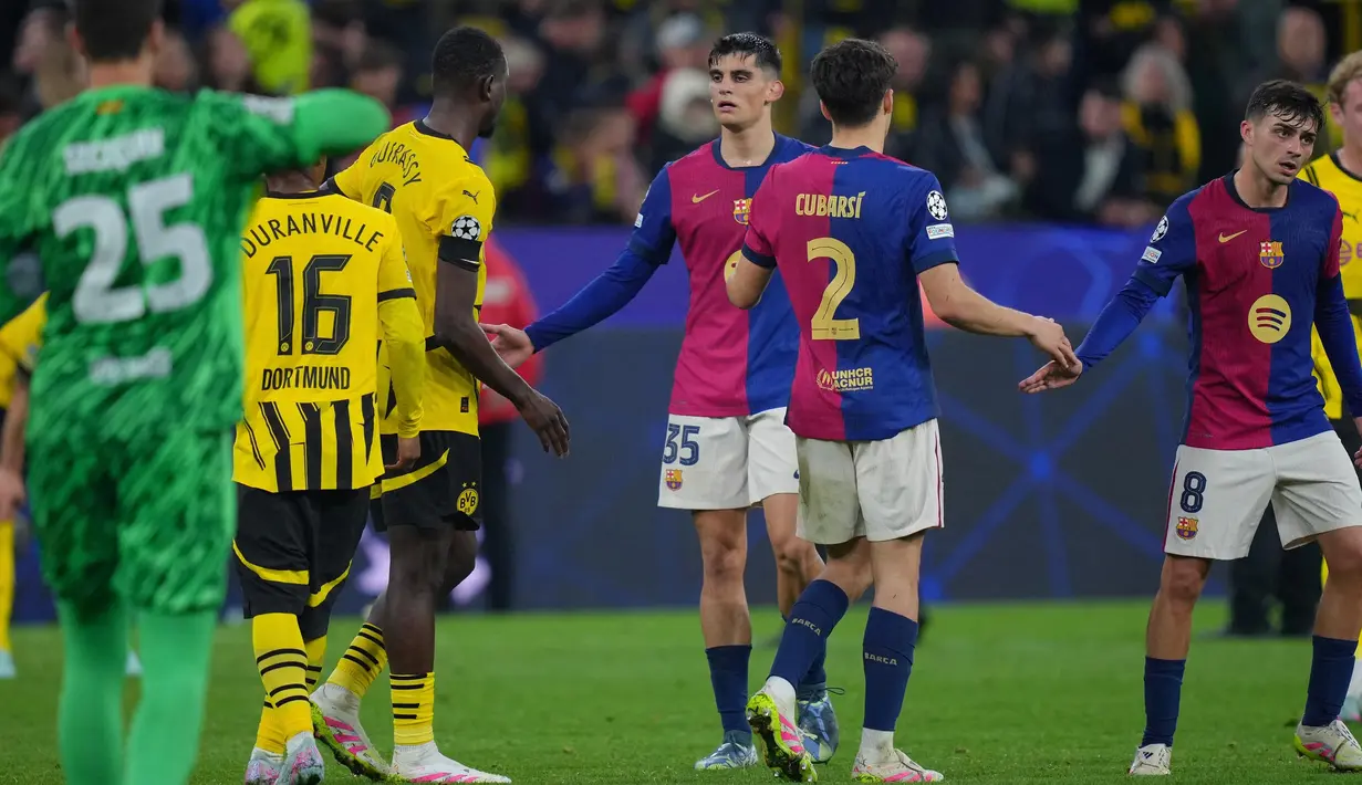 Ekspresi pemain Barcelona, Gerard Martin (tengah) usai pertandingan leg kedua perempat final Liga Champions 2024/2025 melawan BVB Borussia Dortmund di Signal Iduna Park, Dortmund, Jerman, pada 15 April 2025 atau Rabu 15 April 2025 dini hari WIB. (Pau BARRENA/AFP)
