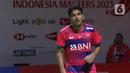Pebulutangkis Tunggal Putra Indonesia, Chico Aura Dwi Wardoyo saat melawan Brian Yang (Kanada) di babak Perempat Final Indonesia Masters 2023 di Istora Senayan, Jakarta, Jumat (27/1/2023). Chico unggul dua set langsung 21-16, 21-16 sekaligus memastikan satu tempat di babak Semifinal Indonesia Masters 2023. (Liputan6.com/Helmi Fithriansyah)