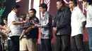 Kepala Staf TNI Angkatan Udara (Kasau) Marsekal TNI Hadi Tjahjanto (kiri) memberikan penghargaan kepada Direktur Utama SCMA, Sutanto Hartono (kanan) pada malam Anugerah Jurnalistik KASAU Awards 2017 di Jakarta, Sabtu (25/11). (Liputan6.com/Angga Yuniar)