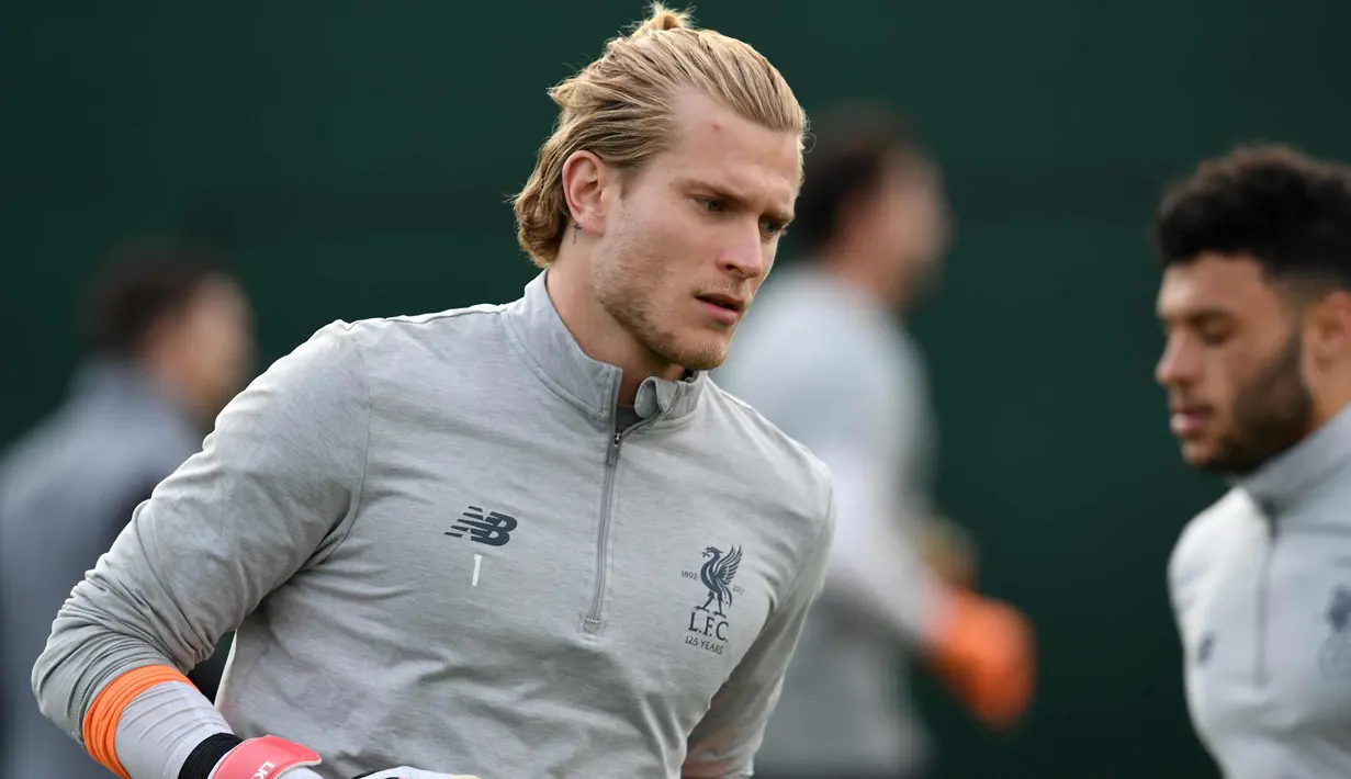 Kiper Liverpool, Loris Karius melakukan pemanasan selama latihan jelang menghadapi Manchester City pada leg pertama perempatfinal Liga Champions di Melwood Training Ground di Liverpool, Inggris (3/4). (AFP Photo/Paul Ellis)