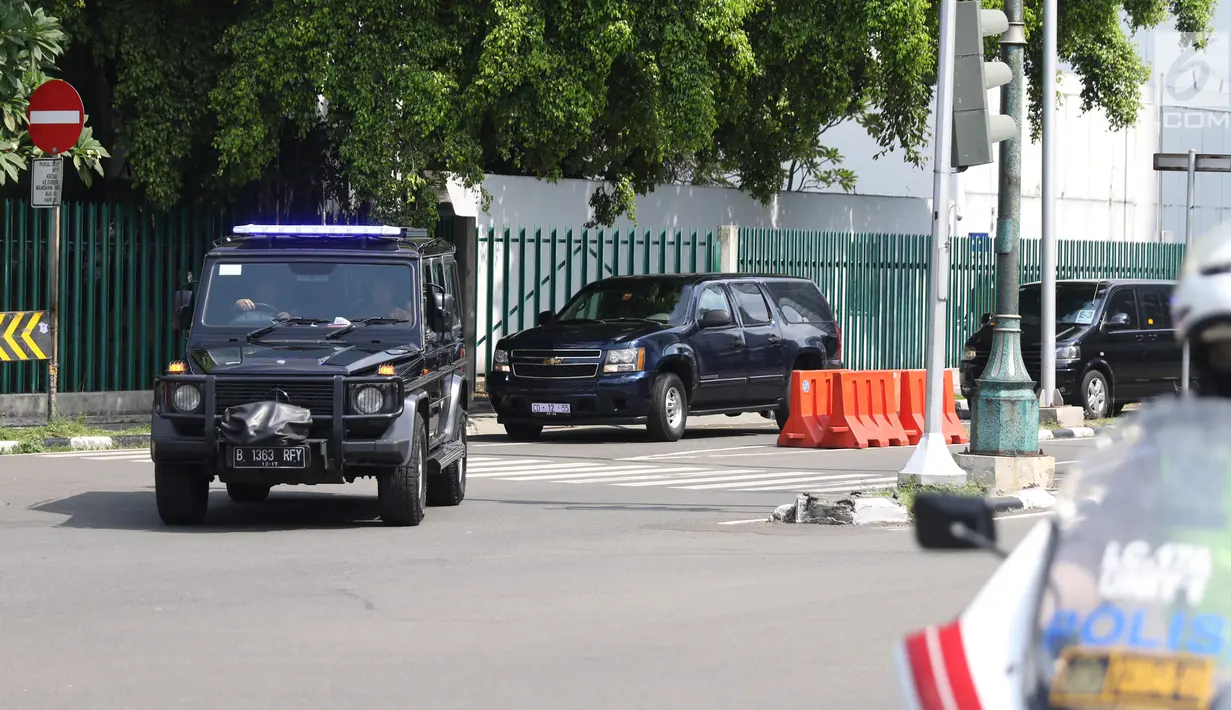 Iring-iringan mobil yang membawa Barack Obama dan keluarganya meninggalkan Hotel Mandarin Oriental menuju Bandara Halim Perdanakusuma, Jakarta, Minggu (2/7). Dari Indonesia, Obama akan terbang menuju Seoul di Korea Selatan. (Liputan6.com/Angga Yuniar)