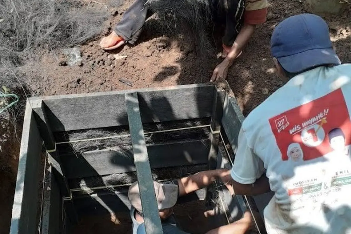 Pembuatan sumur resapan bijak berplastik sistem bongkar pasang (Foto: Istimewa).