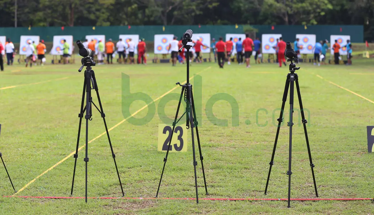 Para Atlet Panahan, memeriksa hasil panah pada Kualifikasi PON XIX-2016 Jawa Barat di Lapangan Panahan Senayan, Jakarta, Selasa (24/11/2015). (Bola.com/Nicklas Hanoatubun)