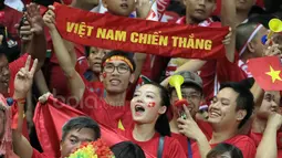 Fans cantik Vietnam saat memberikan semangat kepada timnya pada laga semifinal AFF Cup 2016 antara Indonesia melawan Vietnam di Stadion Pakansari, Bogor, (03/12/2016). (Bola.com/Nicklas Hanoatubun)