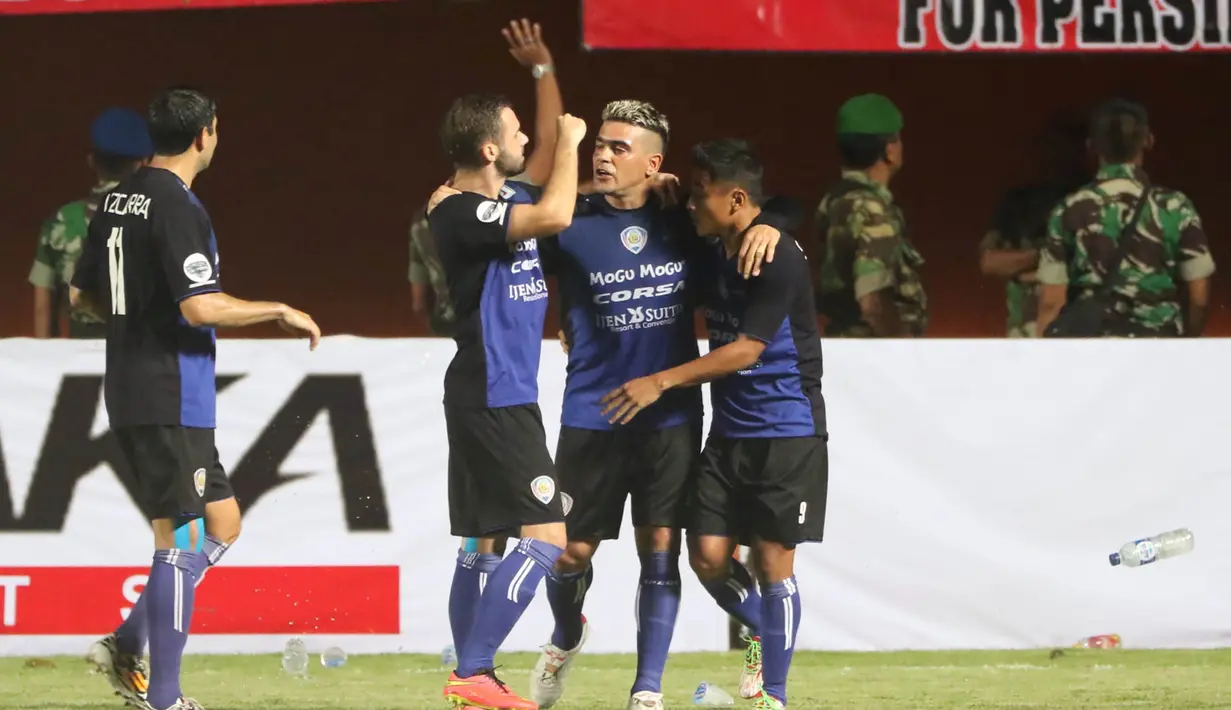 Para pemain Arema Cronus merayakan gol Samsul Arif ke gawang Persipura pada babak 8 besar Piala Jenderal Sudirman di Stadion Maguwoharjo, Sleman, Minggu (13/12/2015). (Bola.com/Nick Hanoatubun)