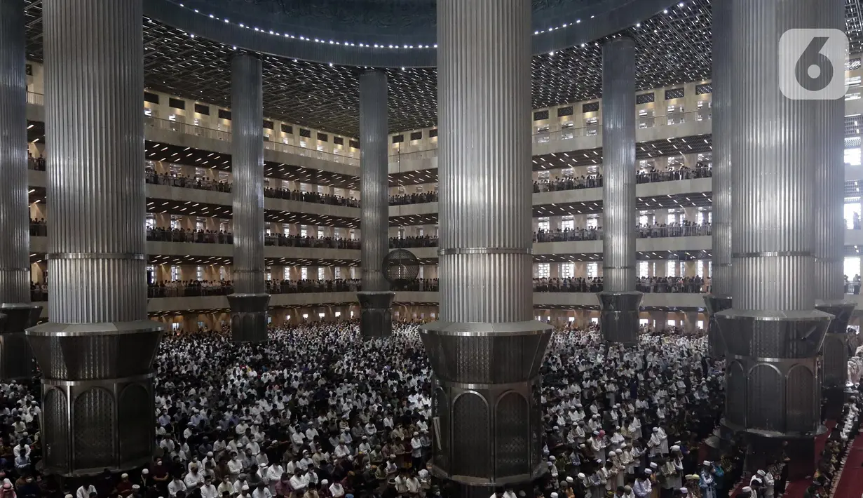 <p>Umat muslim melaksanakan sholat Idul Fitri di Masjid Istiqlal, Jakarta, Senin (2/5/2022). Ribuan umat muslim melaksanakan sholat Idul Fitri 1443 H dengan penuh khidmat. (Liputan6.com/Helmi Fithriansyah)</p>
