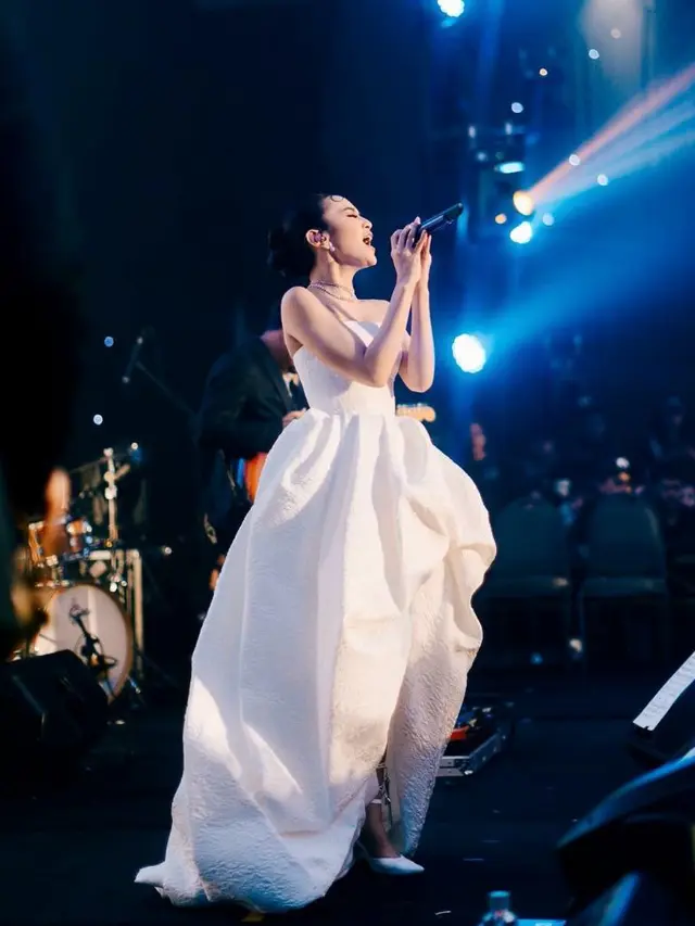 6 Potret Tampilan Mahalini Bergaun Putih bak White Swan saat Tampil di Acara Pernikahan