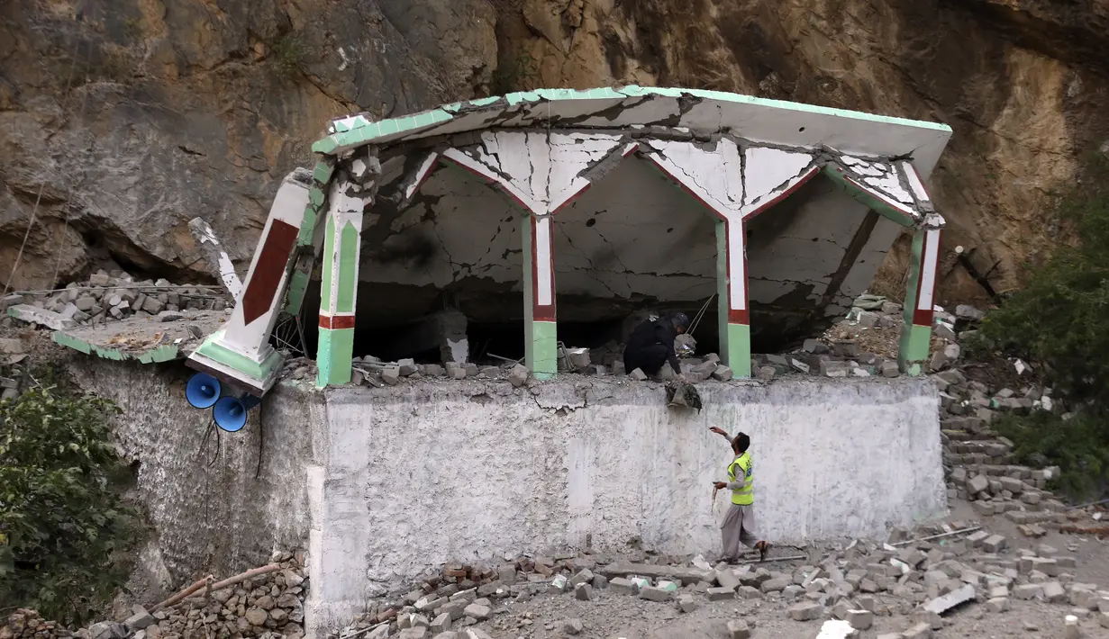 Belum diketahui apakah ada jemaah di masjid ketika pengeboman terjadi di Khyber, sebuah distrik di provinsi Khyber Pakhtunkhwa yang berbatasan dengan Afghanistan, kata pejabat polisi Saleem Khan. (AP Photo/Muhammad Sajjad)