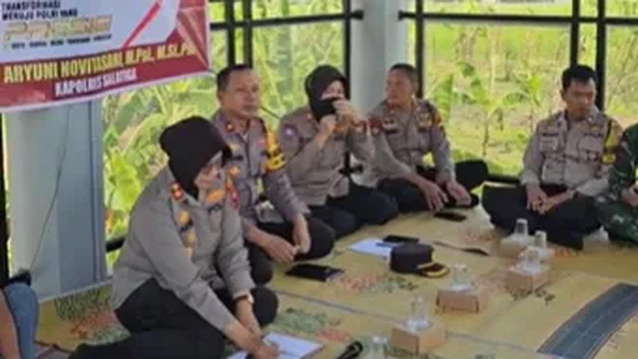 AKBP Aryuni mencoba dekat dengan masyarakat dengan mengetahui masalah apa yang dialami masyarakat setempat dengan suasana yang lebih cair dan akrab.